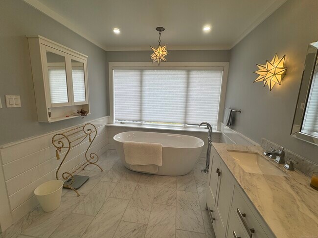 Building Photo - 1 Island Dr