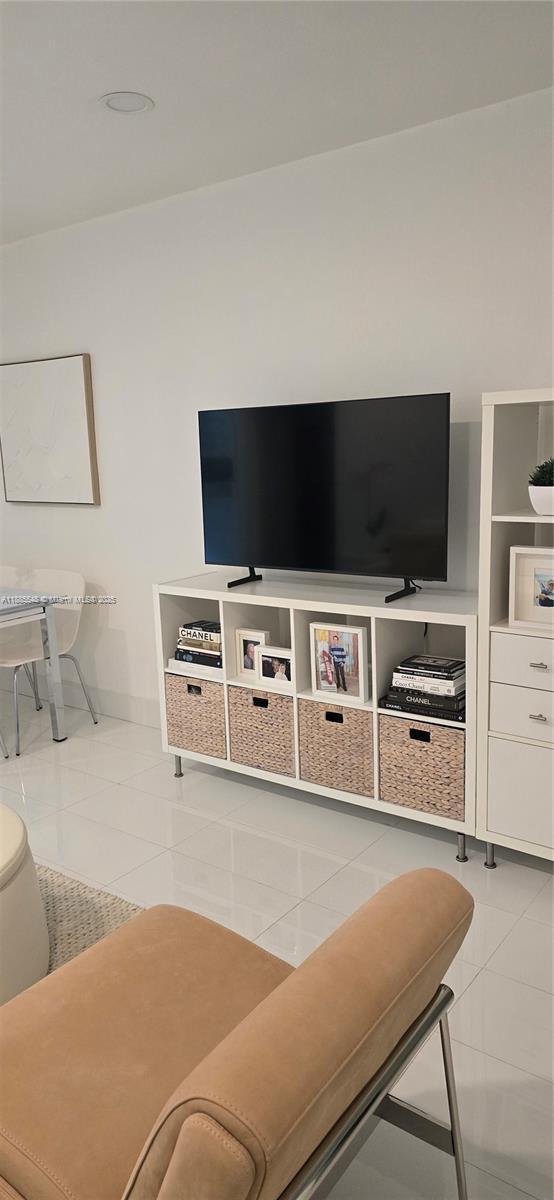 Building Photo - 2539 S Bayshore Dr