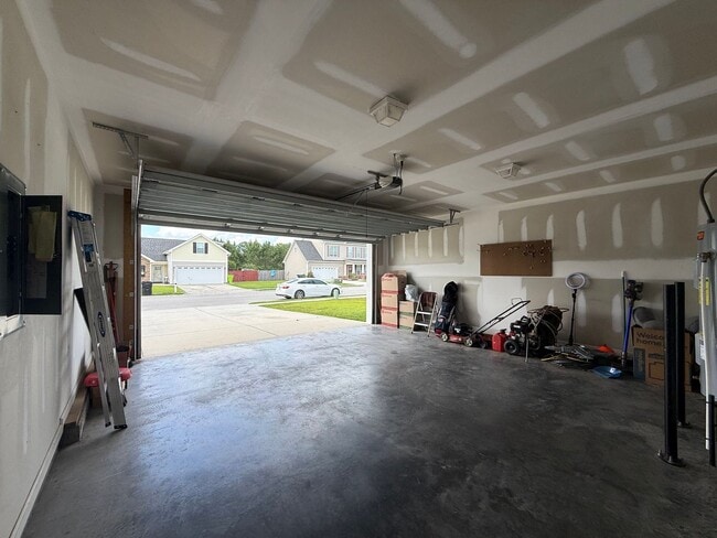 Building Photo - Absolutely Adorable!