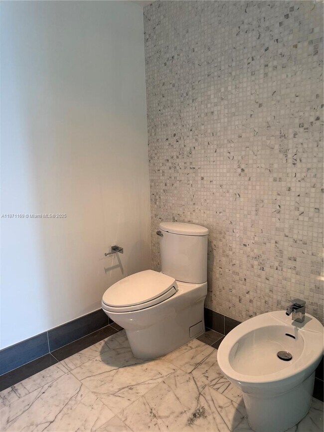 Building Photo - 200 Biscayne Blvd Way