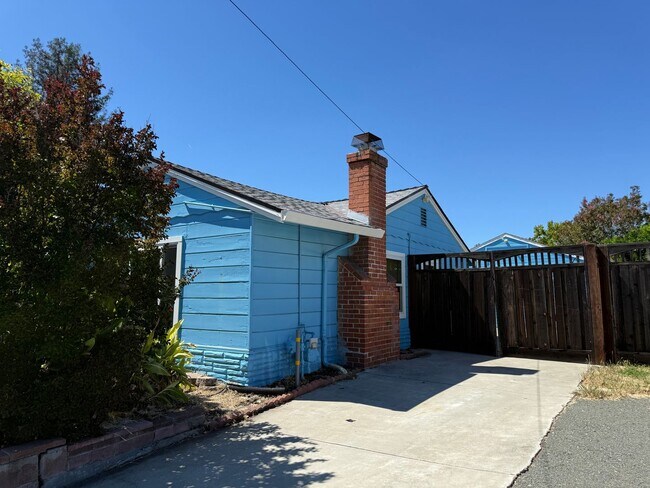 Building Photo - Pleasant Living in Pleasant Hill