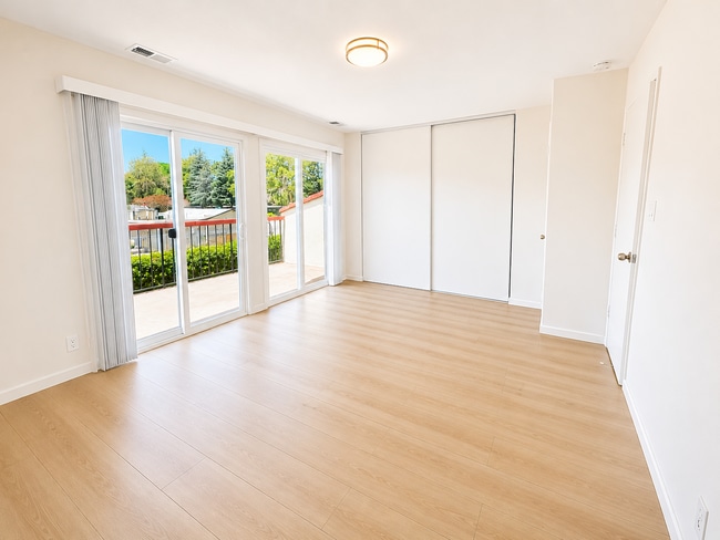Building Photo - Townhome has been remodeled top to bottom, everything brand new!