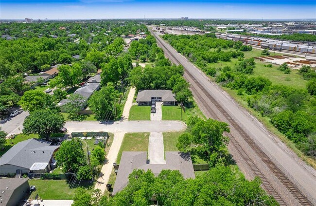 Building Photo - 908 W Lamar Ave