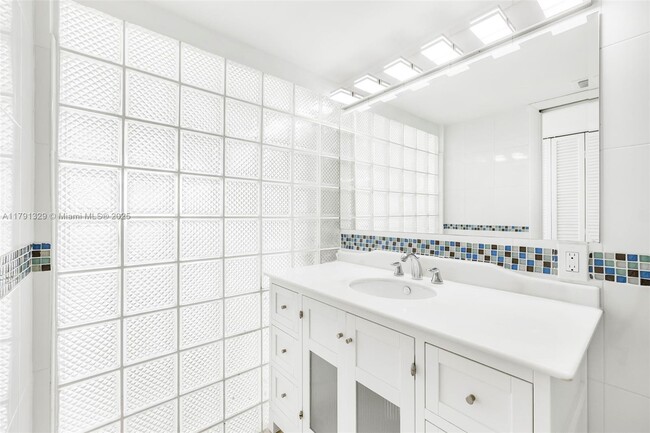 Building Photo - 1420 Brickell Bay Dr