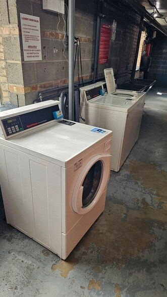 Building Photo - 2025 W Granville Ave