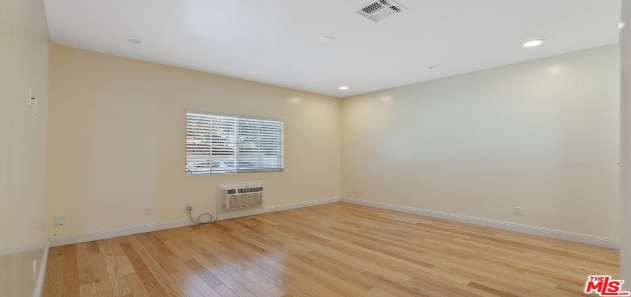 Building Photo - 2020 Hillcrest Dr