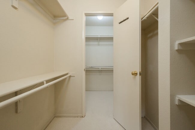 Building Photo - Single-Story 2-Bedroom Condo in Beautiful Palm Desert Resorter HOA!