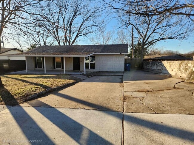 Building Photo - 3000 Ray Wood Dr