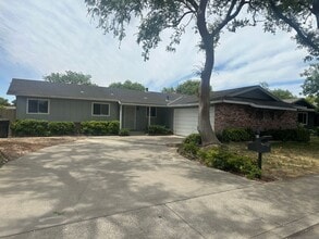Building Photo - Beautiful Eastridge Home!