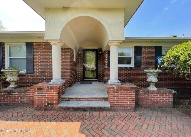 Building Photo - 16 Woodland Dr