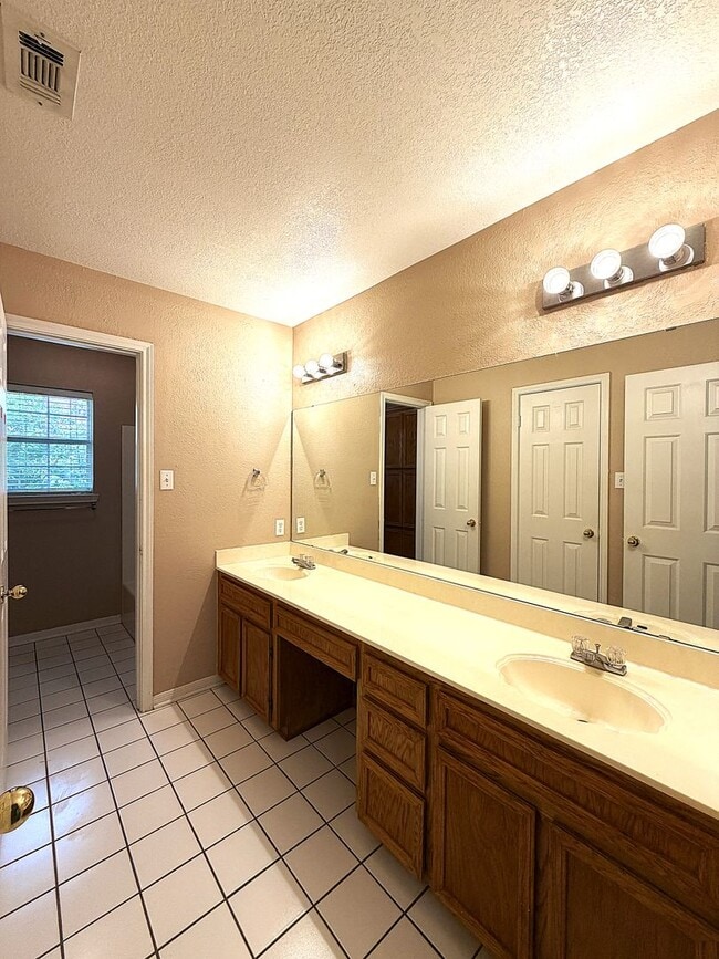 Building Photo - 405 Gina Dr