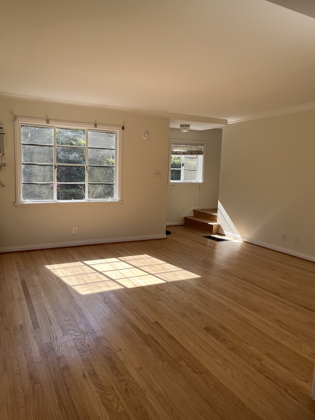 Building Photo - 441 S Doheny Dr