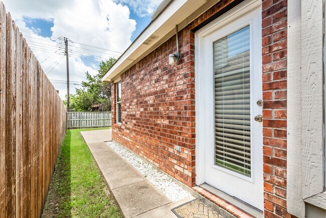 Building Photo - 4 Bedroom 2 Bath Home for Rent