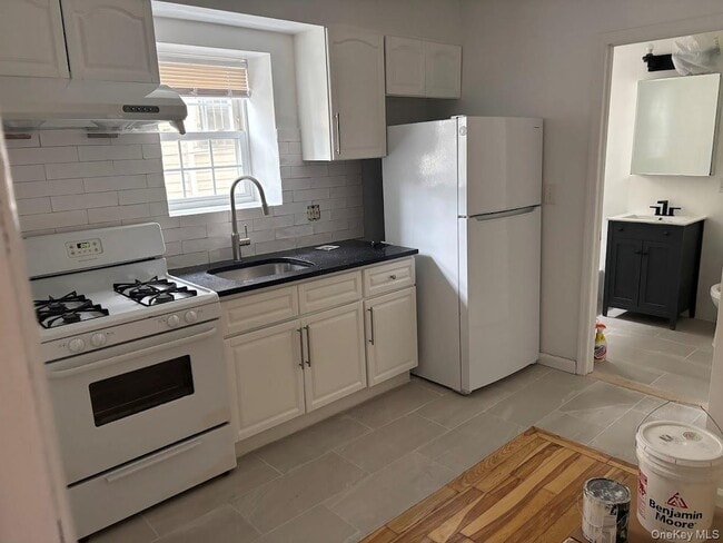 Building Photo - 41-59-59 70th St