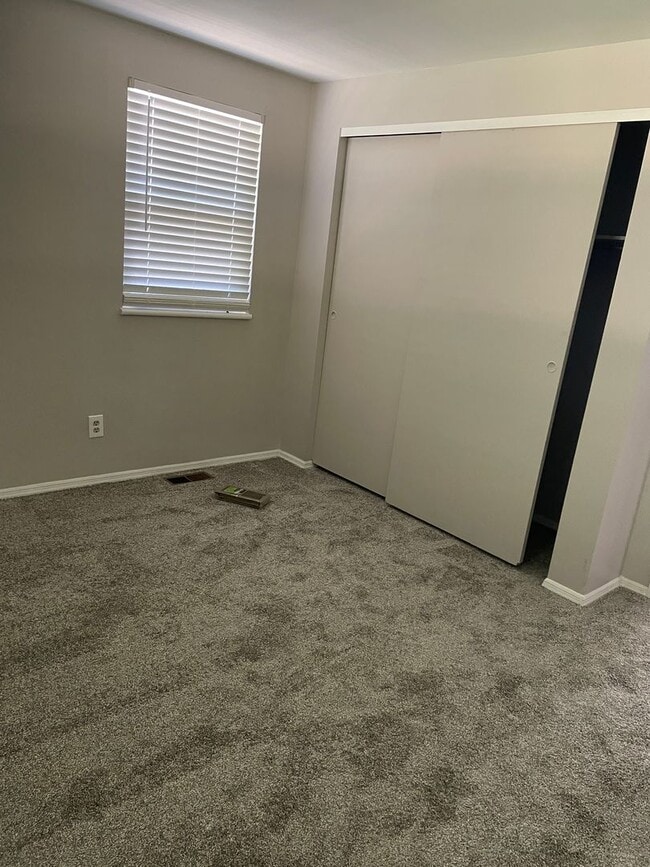 Building Photo - 4 Bedroom Home in Huber Heights