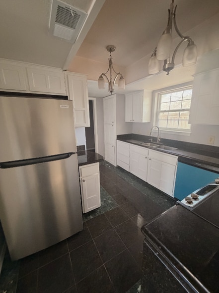 Building Photo - 1002 Pleasant Valley Ln