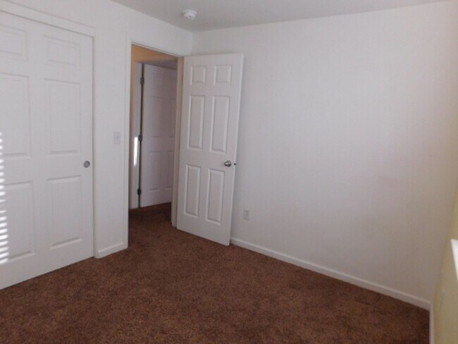 Building Photo - 3Bd/2.5Ba Two-story house- Available to View!