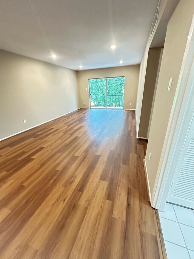 Building Photo - 2230 S Piney Point Rd