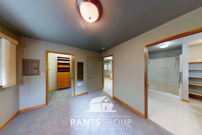 Building Photo - Beautiful Unit on West Bay Drive!