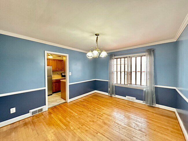 Building Photo - Charming 3 Bedroom/1.5 Bathroom Townhome with In-Unit Laundry in Towson, MD!