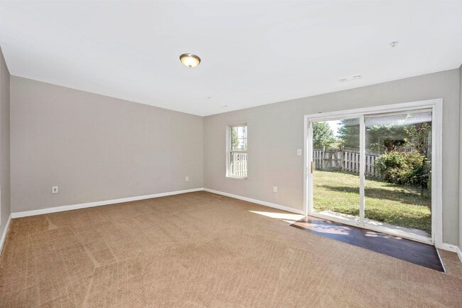 Building Photo - Fantastic End Unit Townhouse For Lease