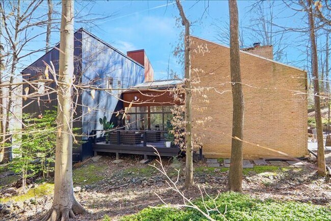 Building Photo - Uniquely located, and beautifully appointe...