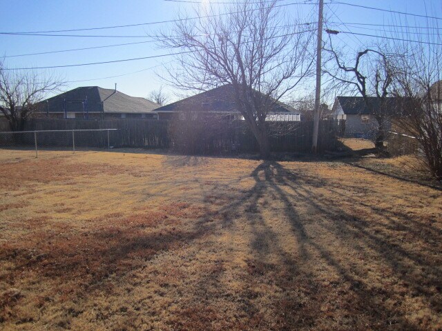 Building Photo - 721 N Bristow Ave