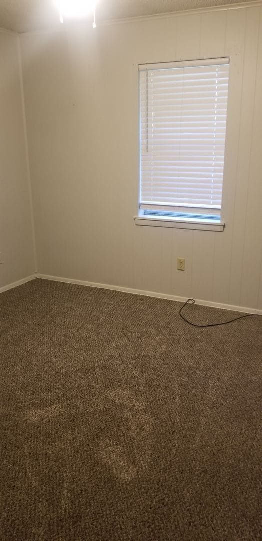 Building Photo - 4 bedroom 1 1/2 bath