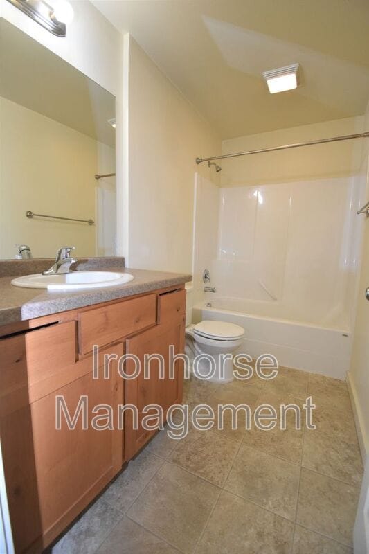 Building Photo - 807 W Villard St