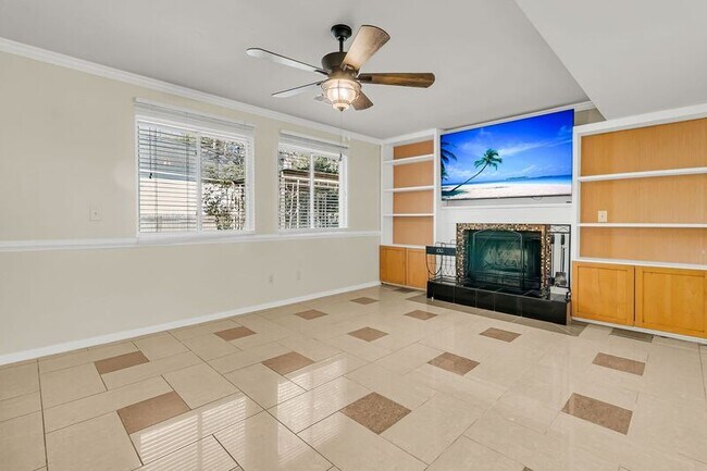 Building Photo - 121 Sully St