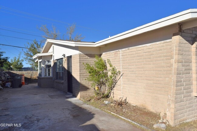 Building Photo - 4613 Sun Valley Dr