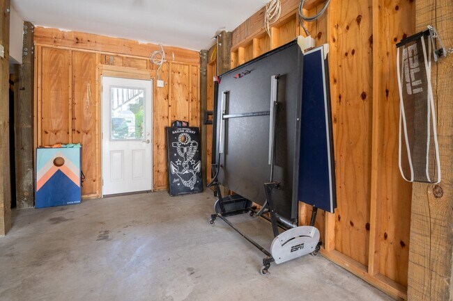 Building Photo - PERFECT SINGLE FAMILY OFF-SEASON MONTHLY R...