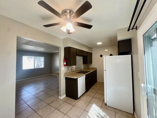 Building Photo - 2 bed 1 bath WTS included