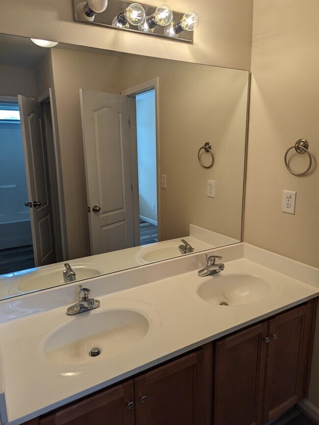 Building Photo - 155 Oakmont Dr