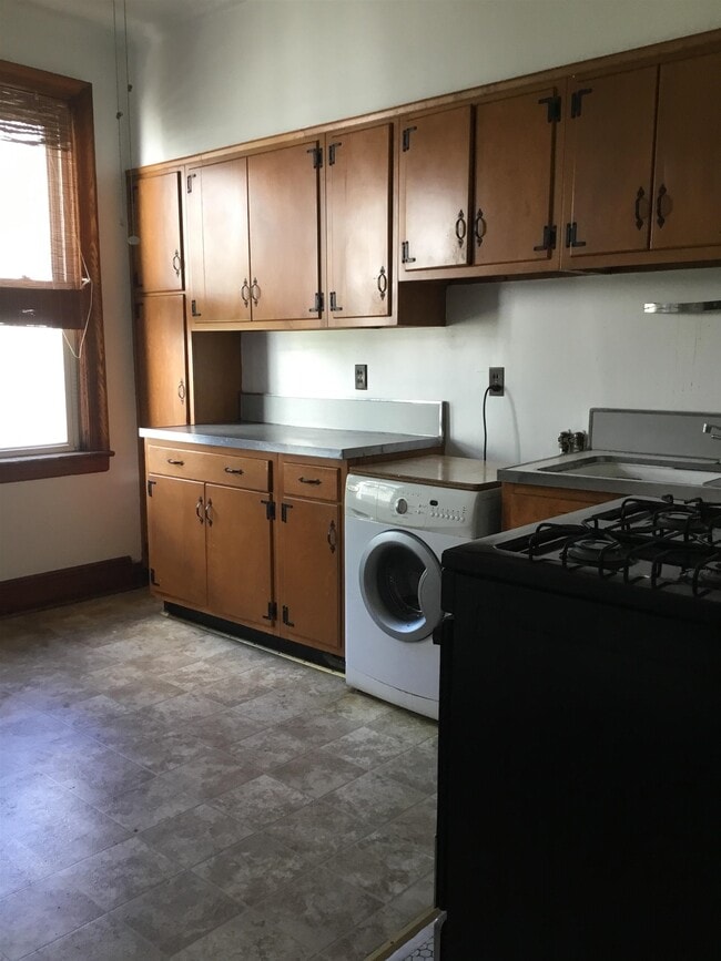 Building Photo - 372 Liberty Ave