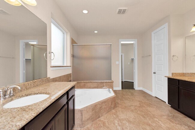 Building Photo - Luxurious House in Sugar Land