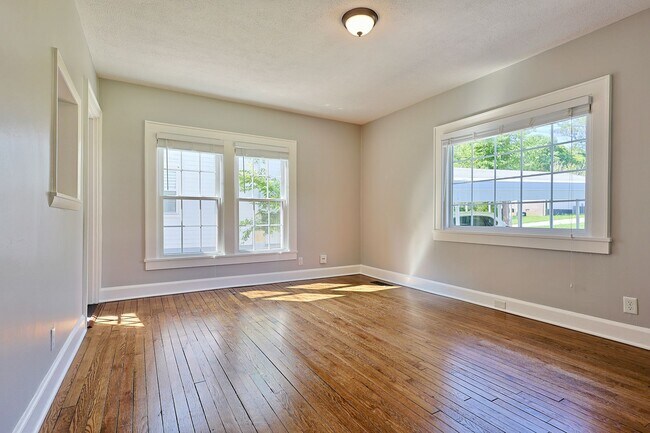 Building Photo - South Knoxville Cottage!!!