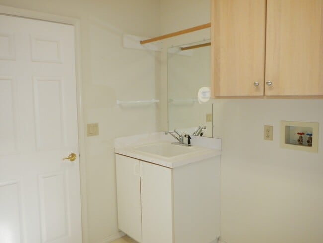 Building Photo - 3 Bed/2 Bath In River's Edge Community - G...