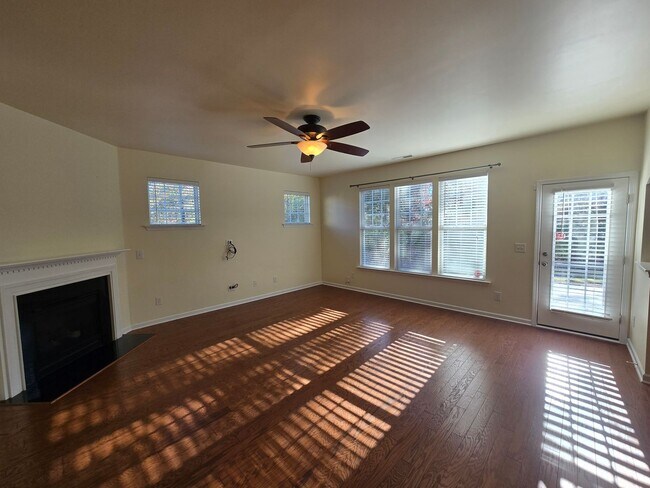 Building Photo - Bright & Beautiful Carriage House with Flexible 4-Bedroom Layout!