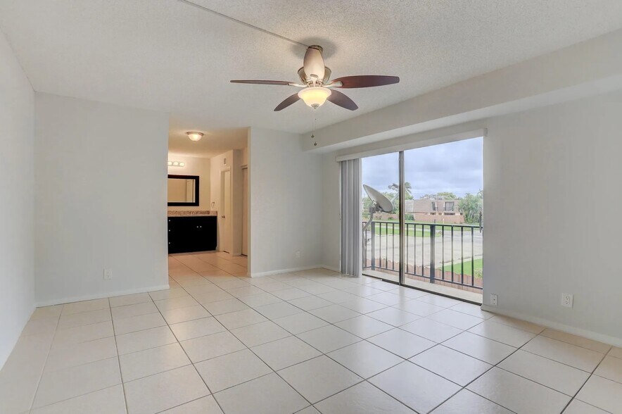 Building Photo - 744 Springdale Cir