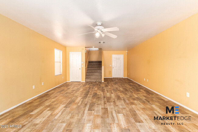 Building Photo - 4Bed/2.5 Bath House in El Mirage! $199 MOV...