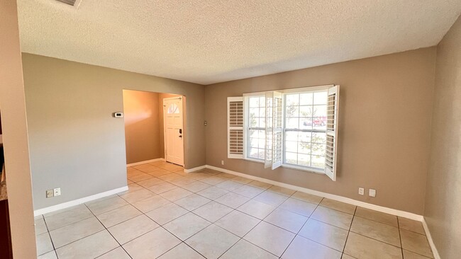 Building Photo - Beautiful 4 Bedroom 2 Bath Home!