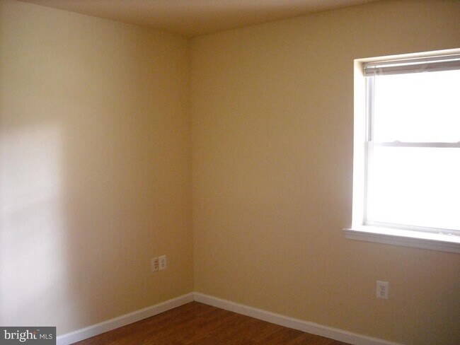 Building Photo - 5615 Minoso Dr