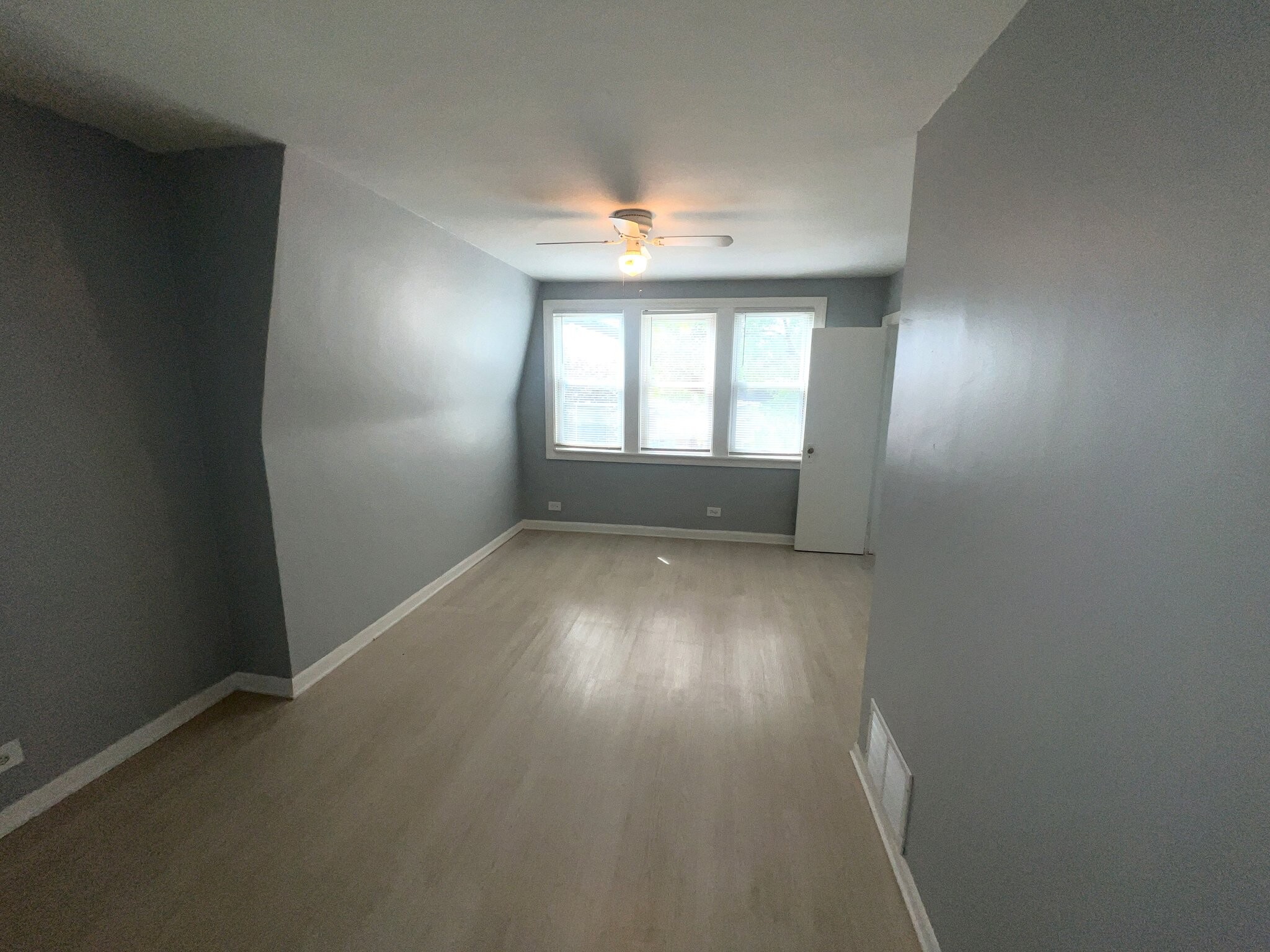Building Photo - 9147 S Woodlawn Ave