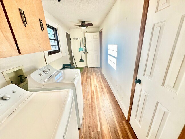 Building Photo - 243 Love St