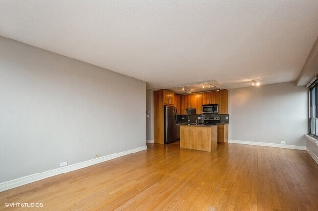 Building Photo - 2930 N Sheridan Rd