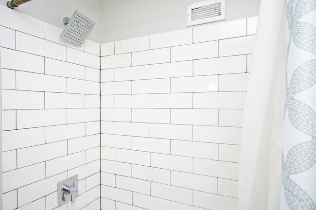 Building Photo - 300 W Peachtree St NW