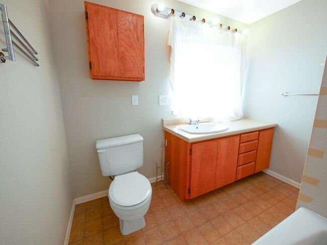 Building Photo - 2 Bed 1.5Bath Single-family House Availabl...
