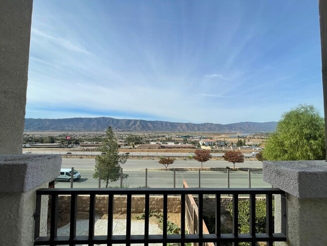 Building Photo - Three Bedroom Two Bathroom Condo in Lake Elsinore