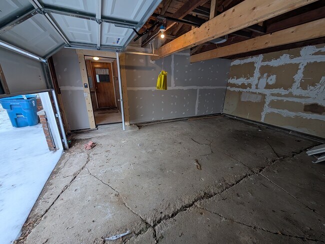 Building Photo - 1690 W Wirtz Rd